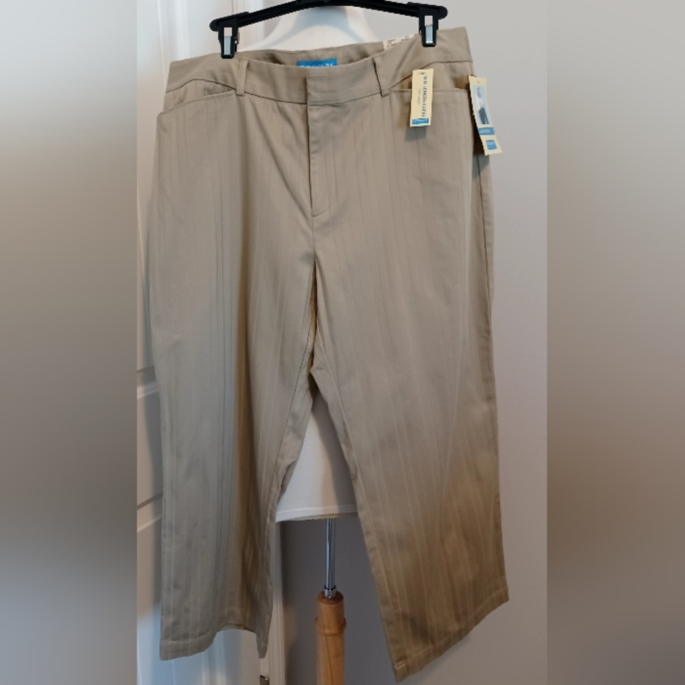 NWT Womens MID LENGTH CAPRIS SZ 14